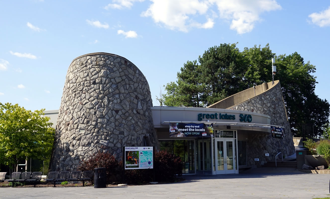 Aquarium of Niagara Falls 360 Display