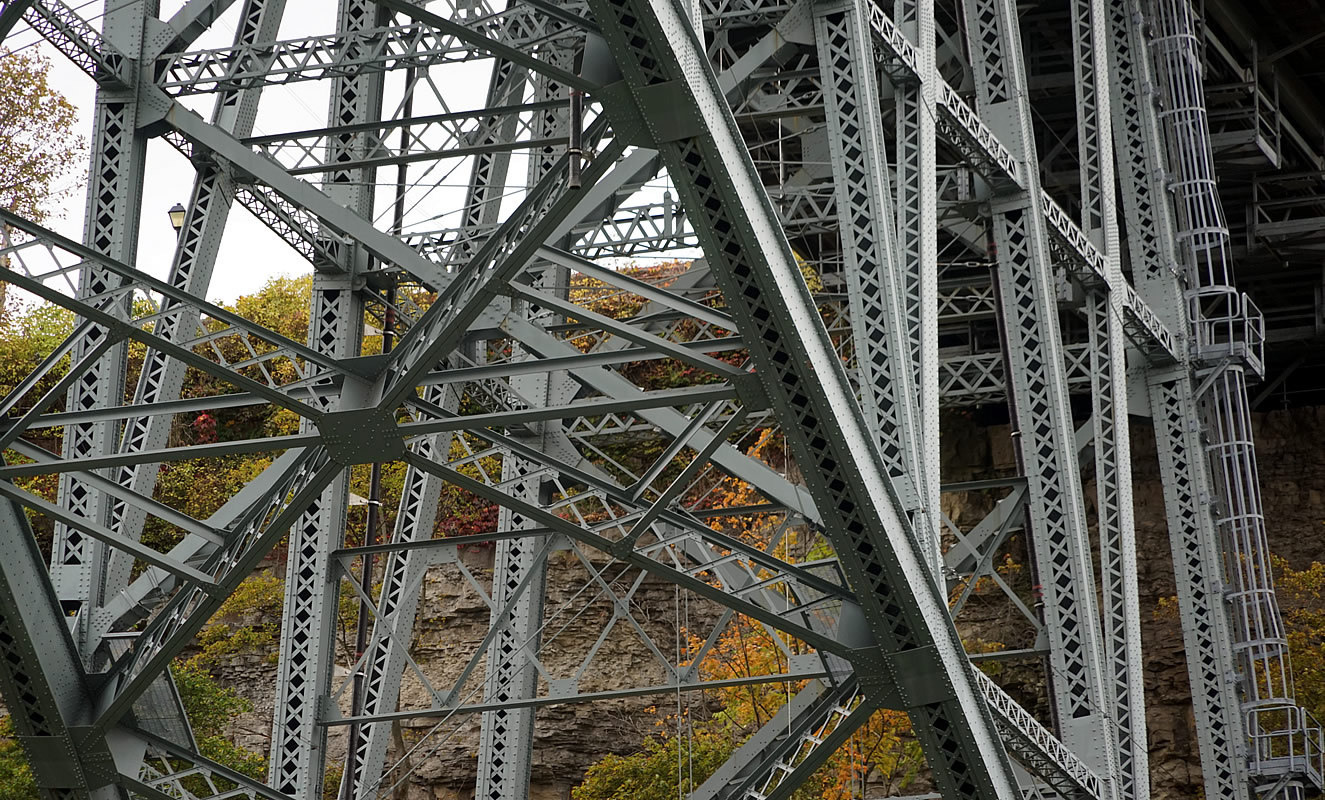 Whirlpool Bridge up close